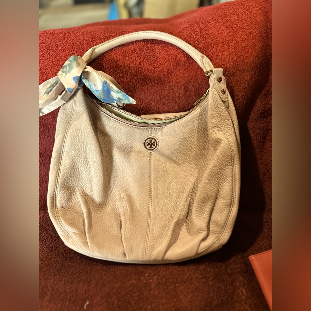 Tory Burch Dakota leather hobo in soft pink leather. One small transfer color.